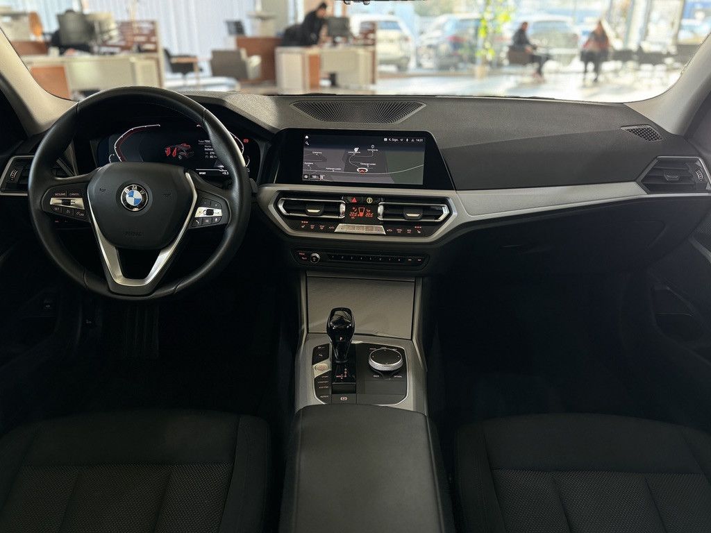 Fahrzeugabbildung BMW 320d DAB Kamera WLAN CockPitPr Sithzg Alarm LED