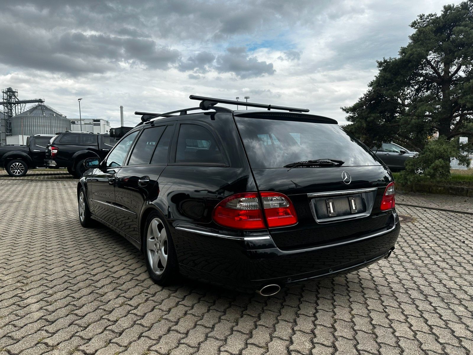 Fahrzeugabbildung Mercedes-Benz T-Modell E 230 Autom. / Navi / Luftfahrwerk