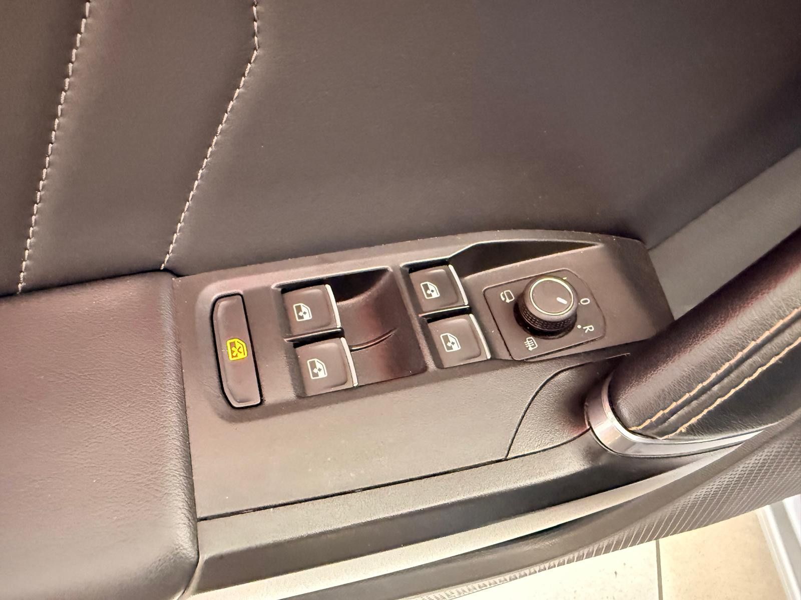 Fahrzeugabbildung CUPRA Leon Sportstourer VZ e-Hybrid/AHK/8.FACH BEREIFT