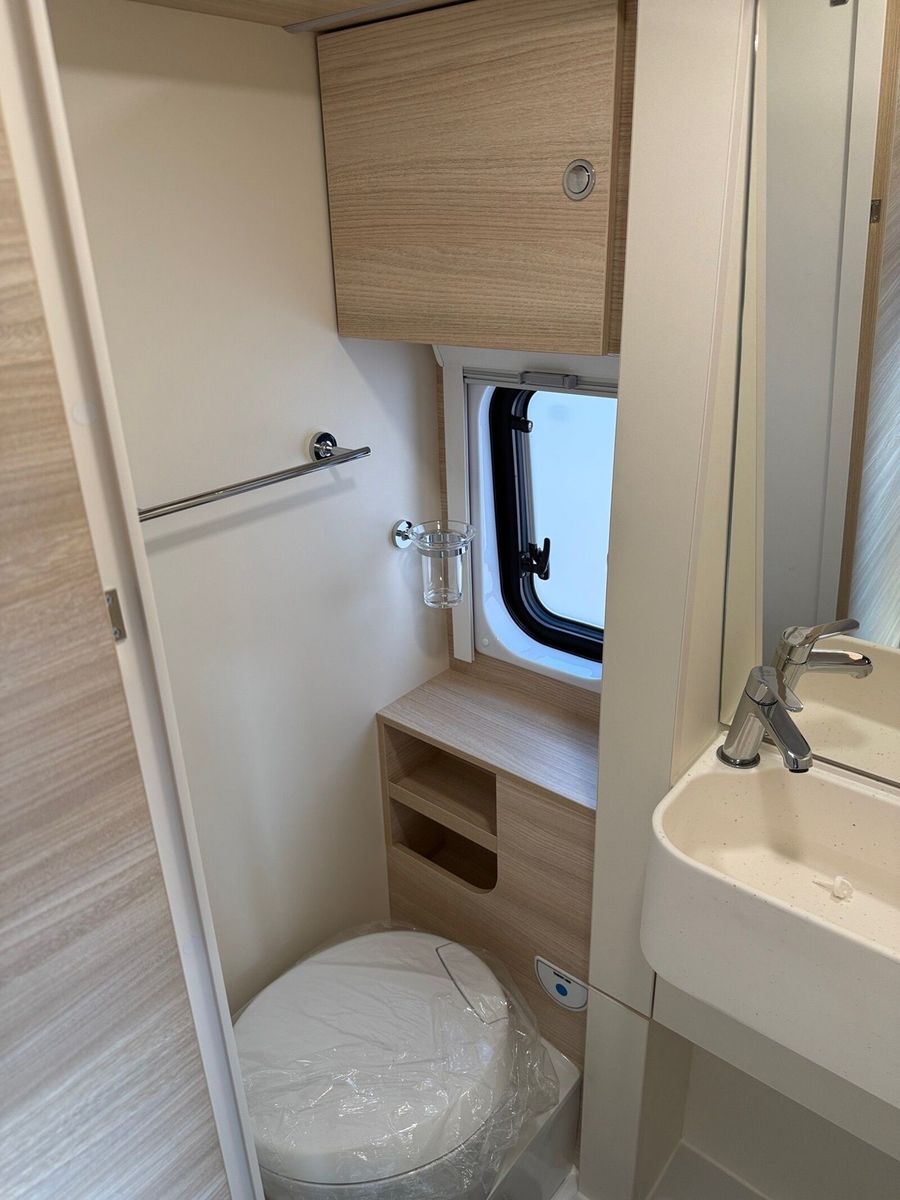 Fahrzeugabbildung Eura Mobil Van V 635 EB 180 PS, Automatik, Panoramadach