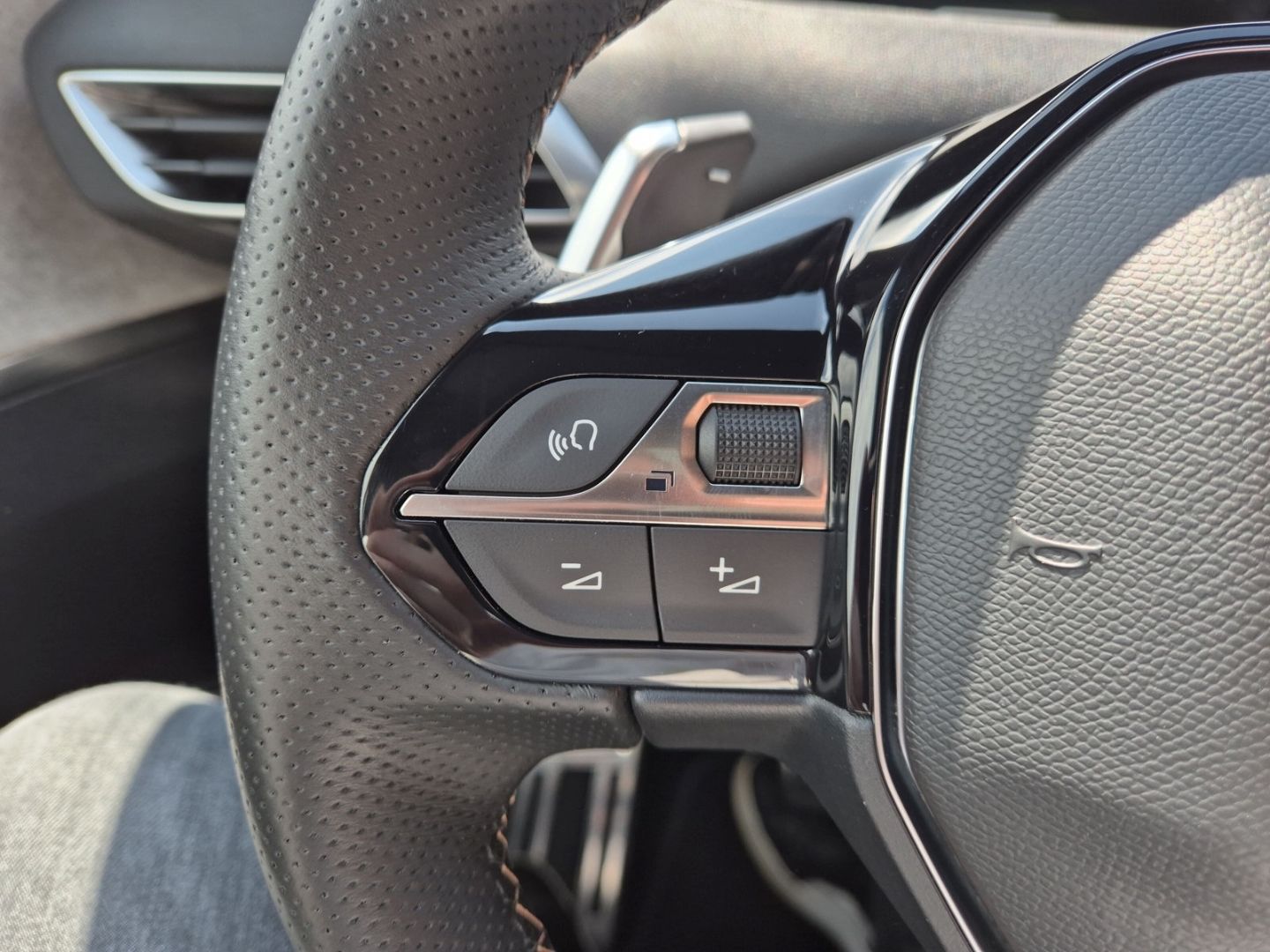 Fahrzeugabbildung Peugeot 3008 Hybrid4 300 GT 1.6 El. Panodach Navi Digita