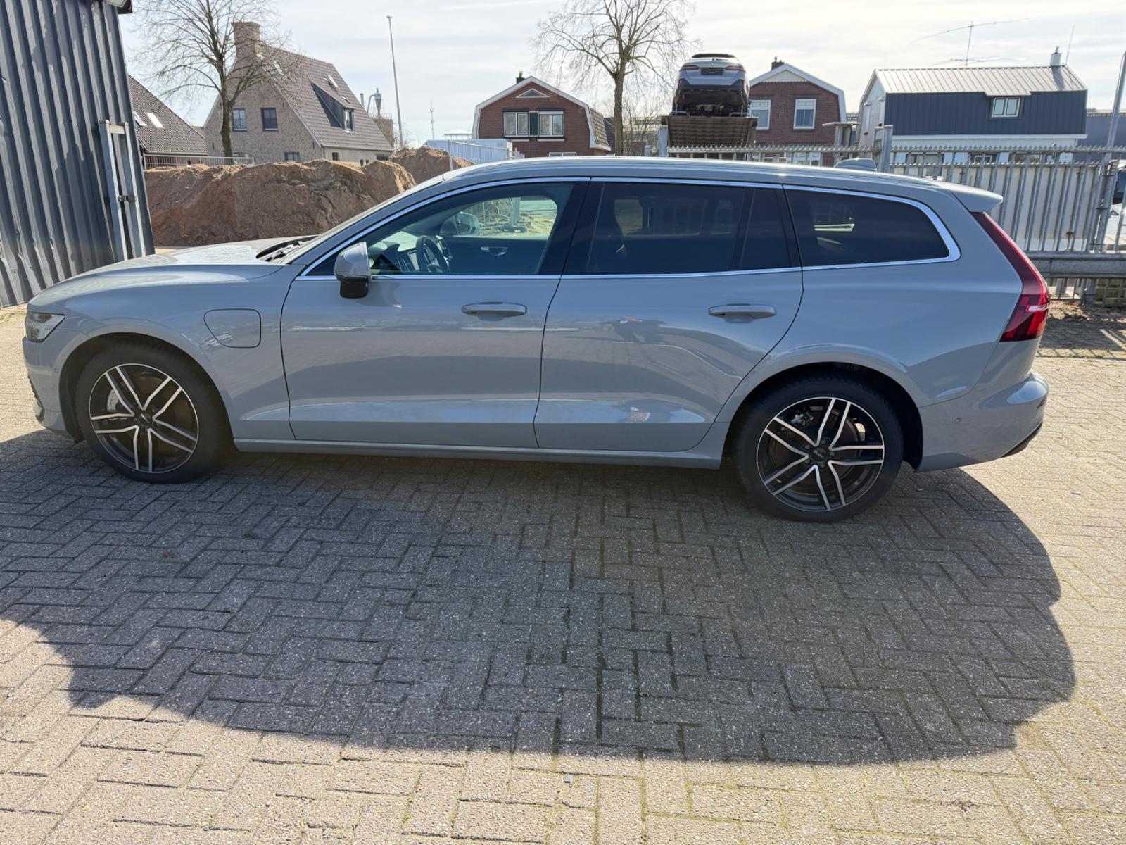 Volvo V60 Kombi Core Recharge Plug-In Hybrid AWD
