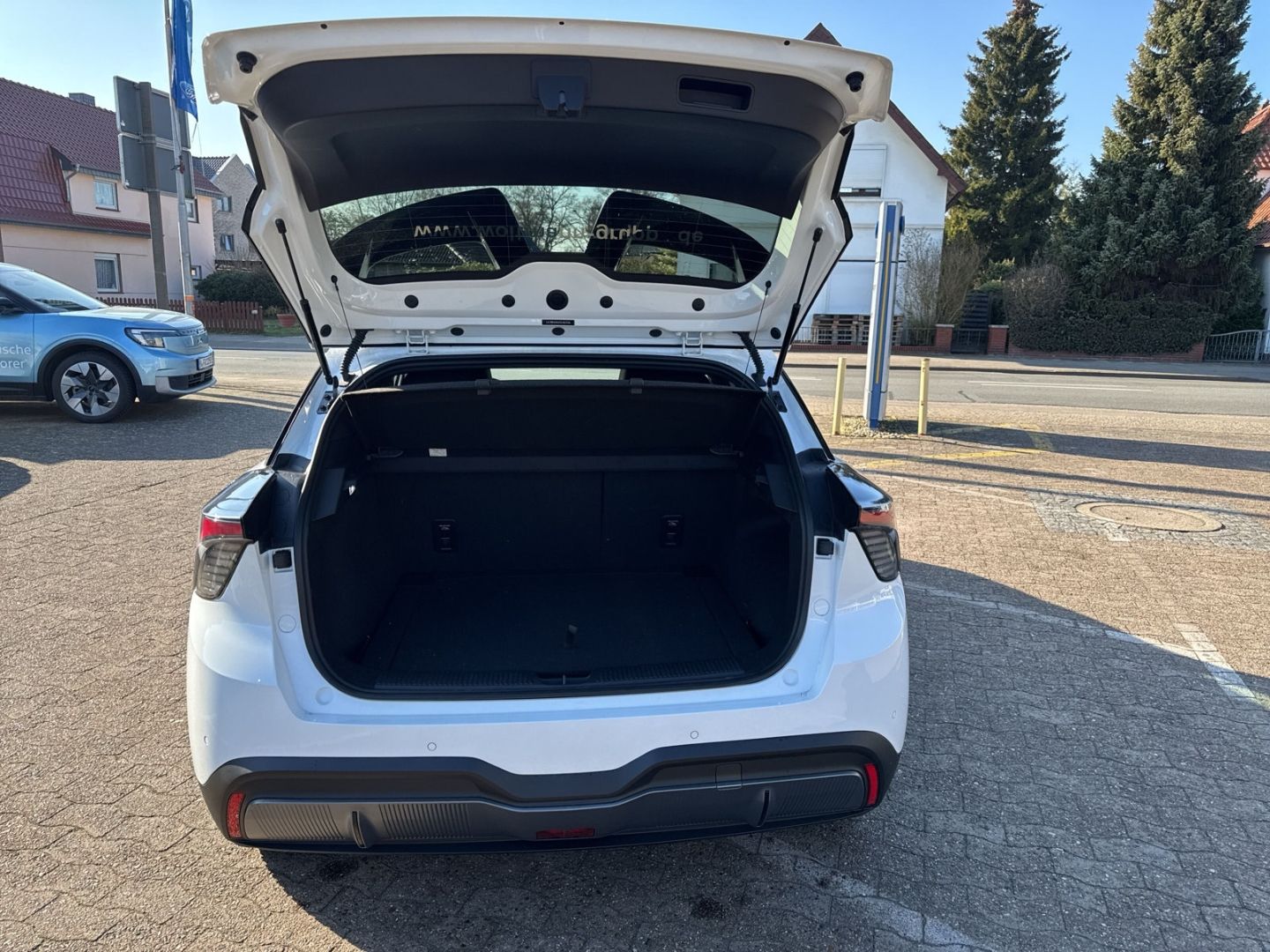 Fahrzeugabbildung MG MG4 4 Luxury 64KW Dienstwagen inkl. Winterräder