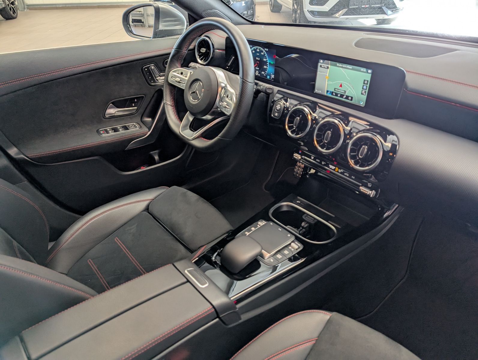 Fahrzeugabbildung Mercedes-Benz CLA 250 SB Dinamica AMG-Line MBux Cam ACC Pano