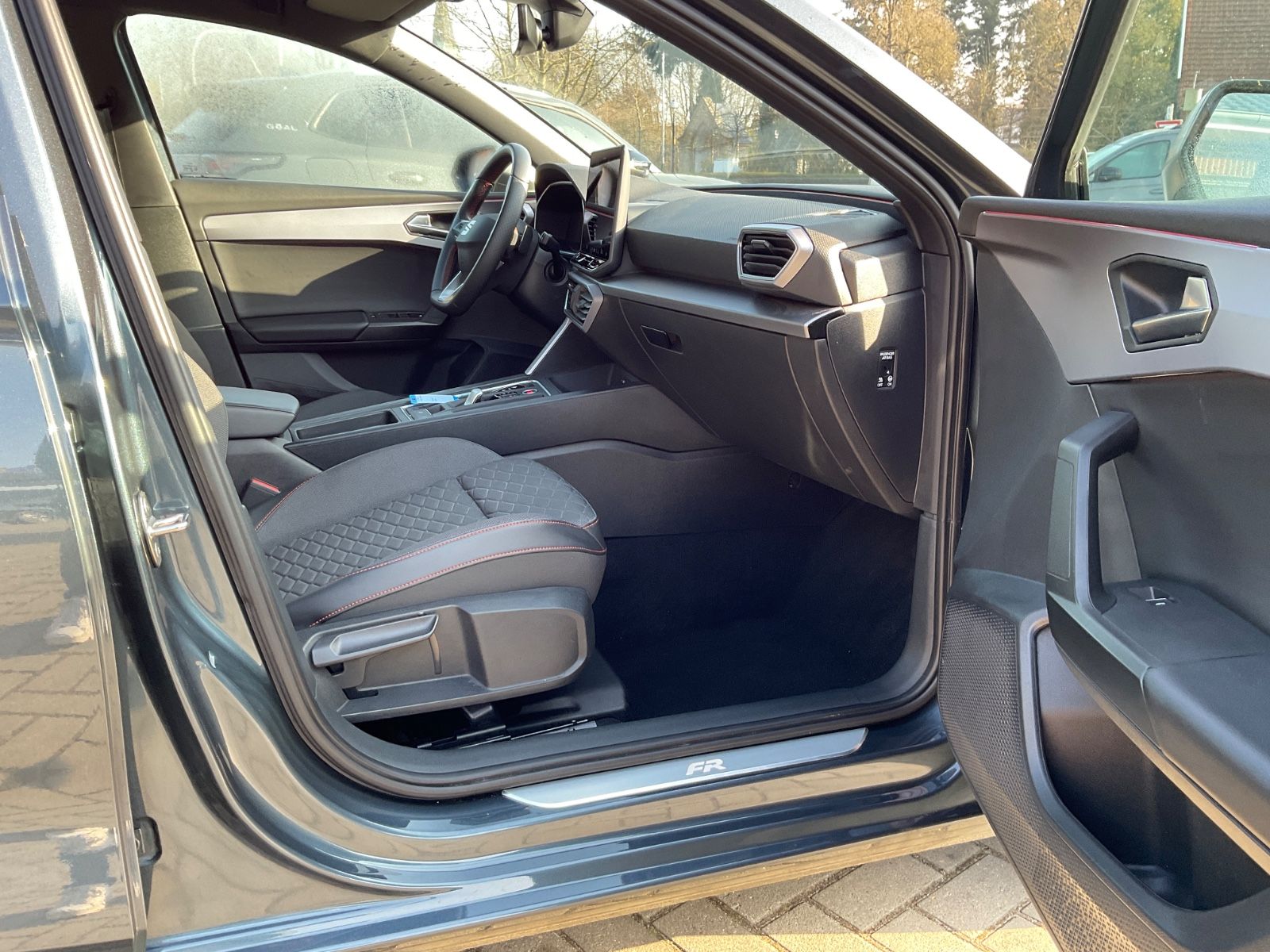 Fahrzeugabbildung SEAT Leon 1.5 eTSI,FR,DSG,ACC,Kamera,Carplay,