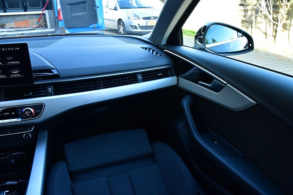AUDI A4 2024