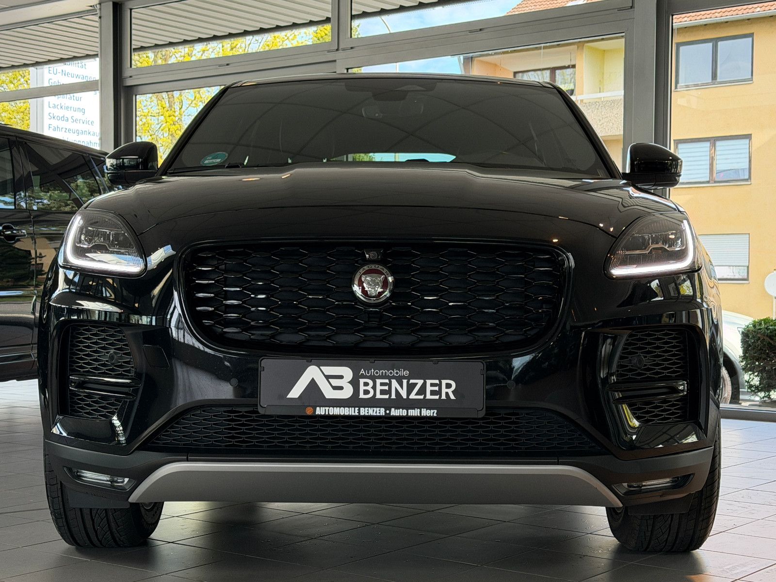 Fahrzeugabbildung Jaguar E-PACE S AWD/BLACK-PACK/360°KAM/LED/3D-KAMERA/