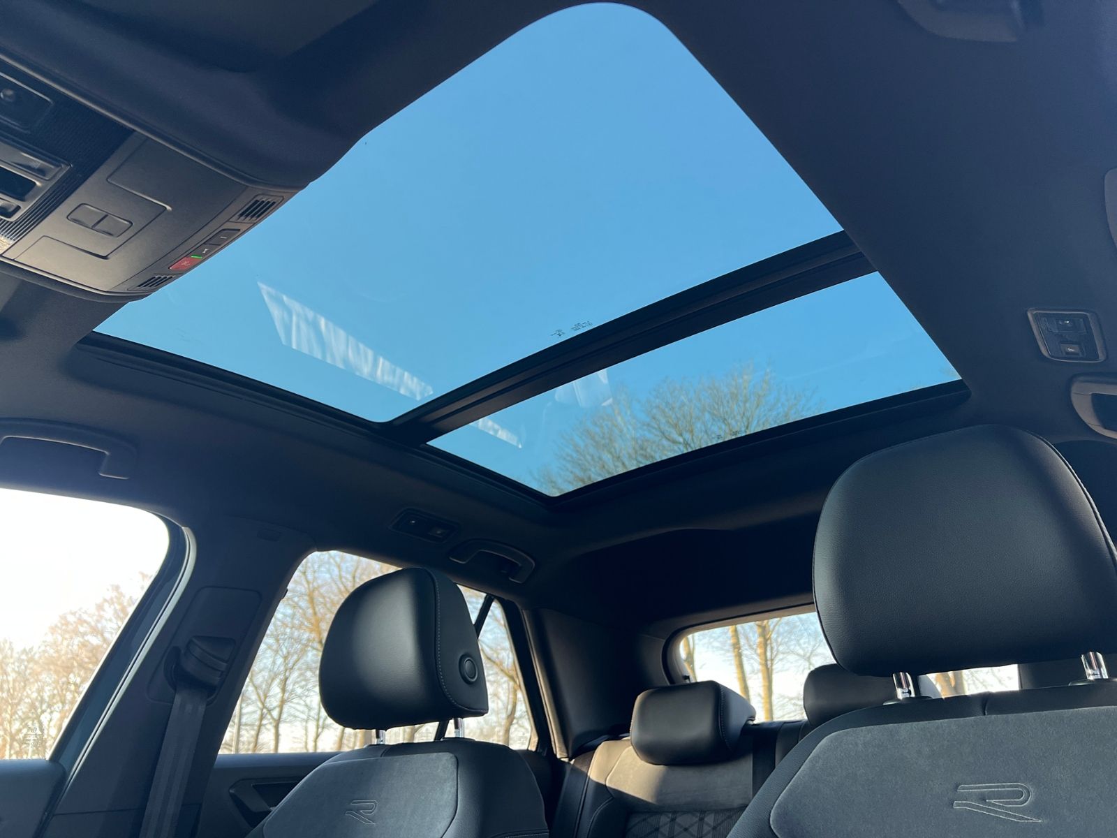 Fahrzeugabbildung Volkswagen T-Roc R-Line 1.5 TSI DSG *AHK, Pano, Black Style