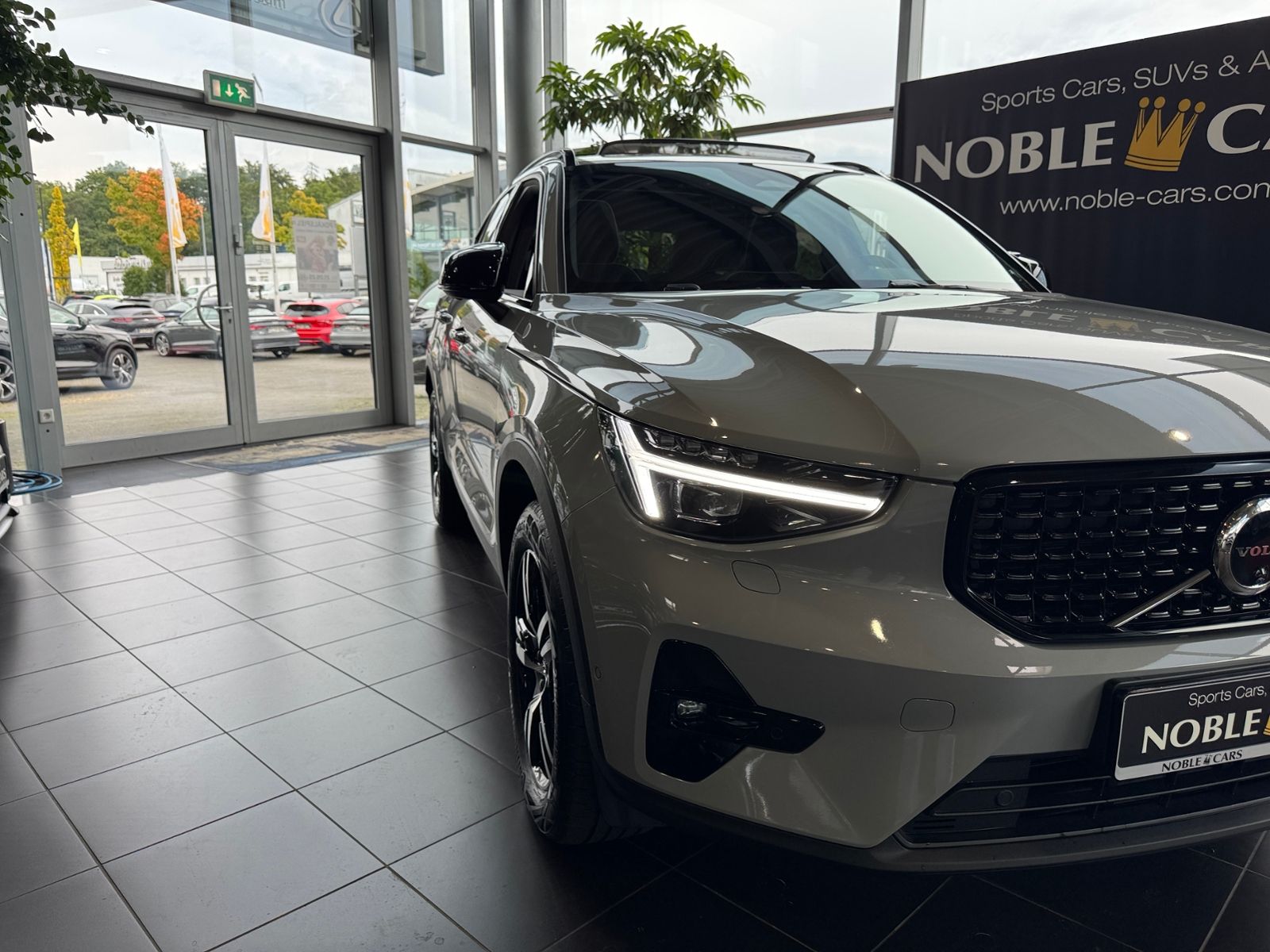 Fahrzeugabbildung Volvo XC40 Plus Dark 2WD NAVI LED AHK PANO