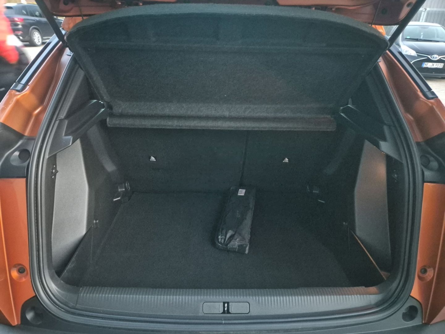 Fahrzeugabbildung Peugeot 2008 e- Active Klimaautom Fahrerprofil DAB SHZ S