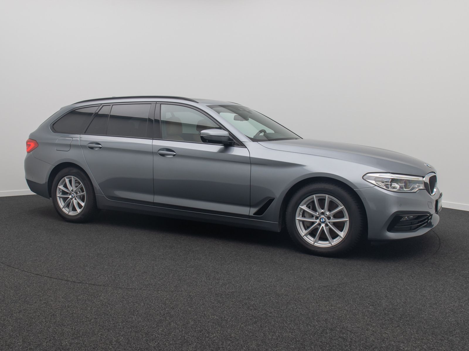 Fahrzeugabbildung BMW 540d xD SportLine 360&deg;HUD AHK DispKey SoftCl H/K