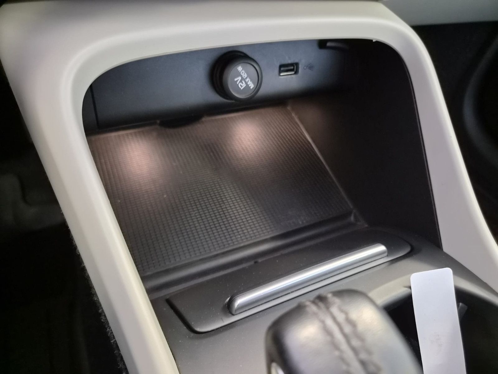 Fahrzeugabbildung Volvo XC 40Momentum AWD / H&K Sound / 1. Hand / S-HEFT