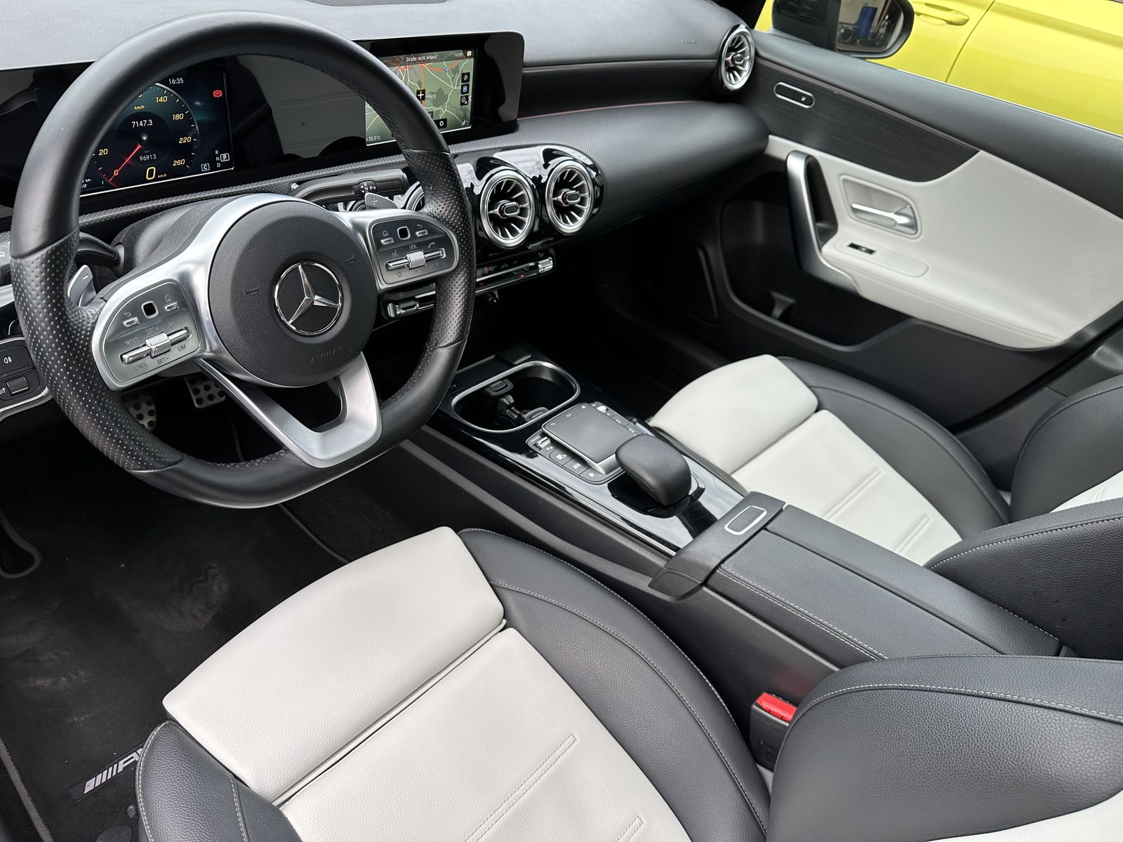 Fahrzeugabbildung Mercedes-Benz A 200 AMG Line NAV+LED+KAMERA+PANORAMA+WIDESCREE
