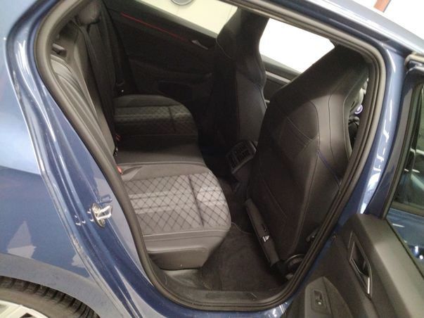 Golf VIII 2.0 TDI DSG R-LINE IQLIGHT+PANO+AHK+HU