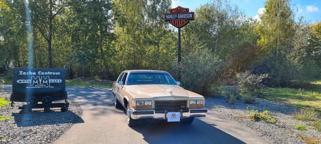 Cadillac Fleetwood Brougham d' Elegance mit V8 Motor