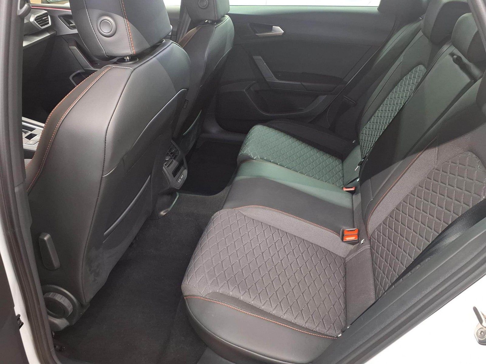 Fahrzeugabbildung SEAT Leon ST eTSI FR DSG LED Navi VC ACC RFK SH