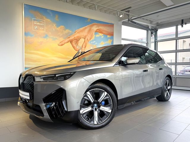 BMW iX xDr50 SPORT PANO+SOFT+KAM360+ACC+AHK+21*+HARM