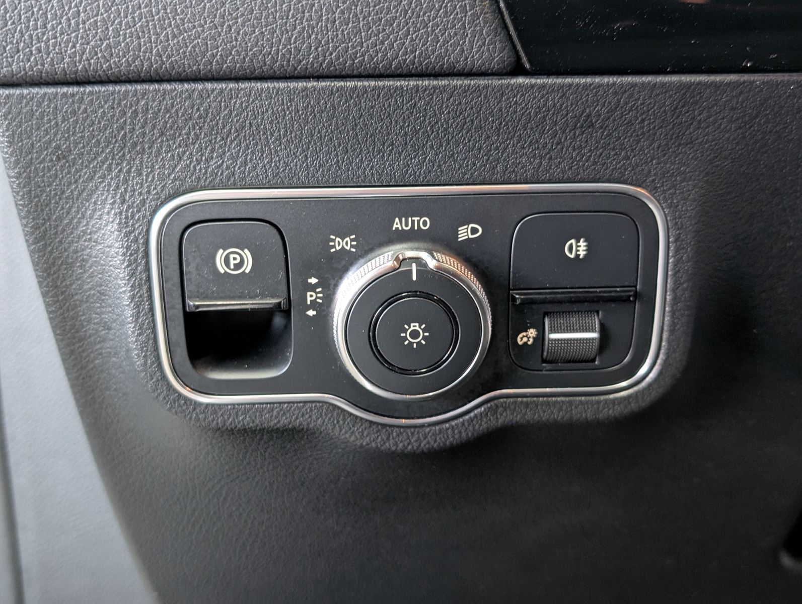 Fahrzeugabbildung Mercedes-Benz GLA 200 d AMG NIGHT PANO ALCANTARA MULTIBEAM 19"