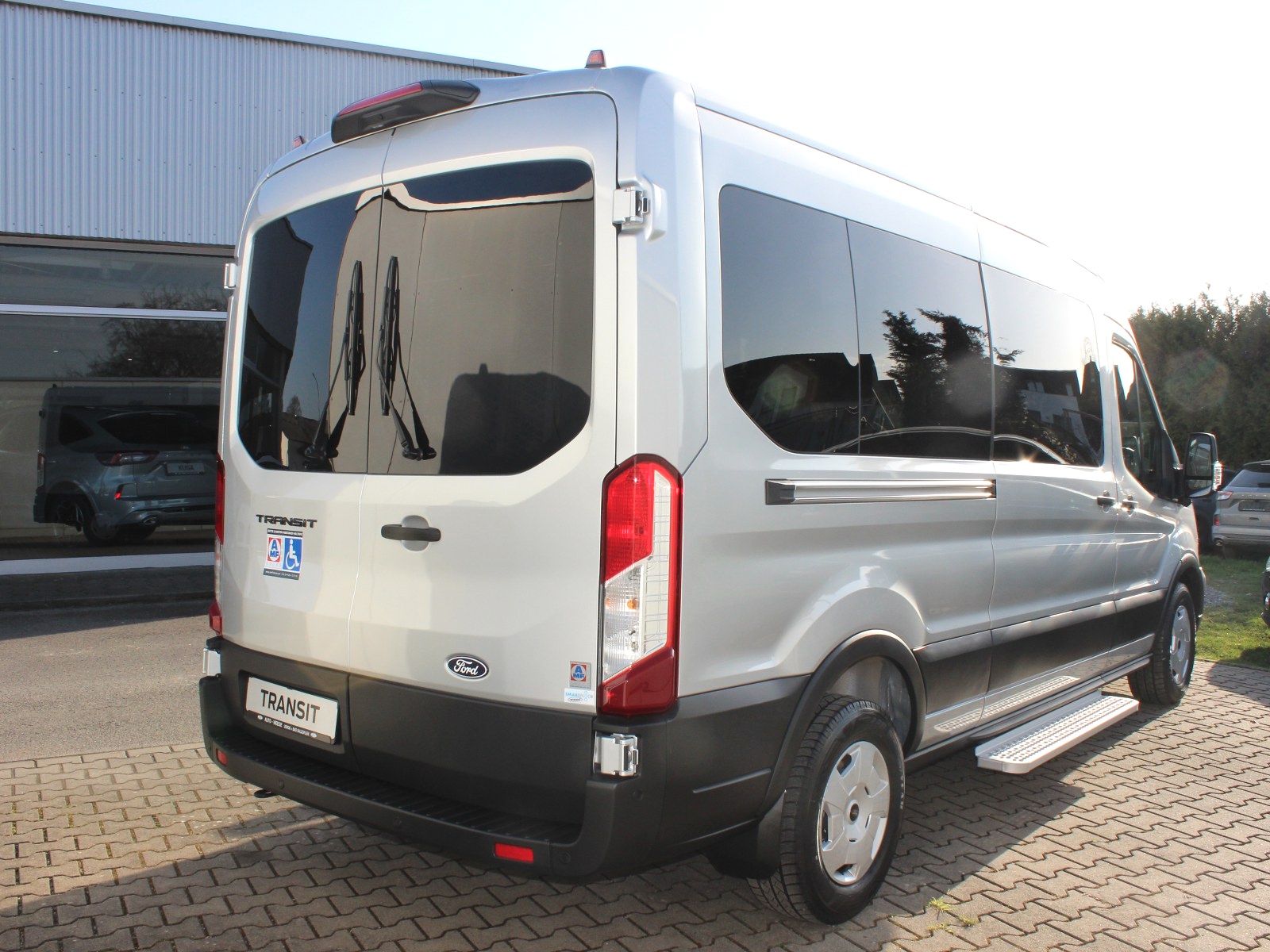 Fahrzeugabbildung Ford Transit 350 L3 Trend -Rollstuhlfahrzeug-
