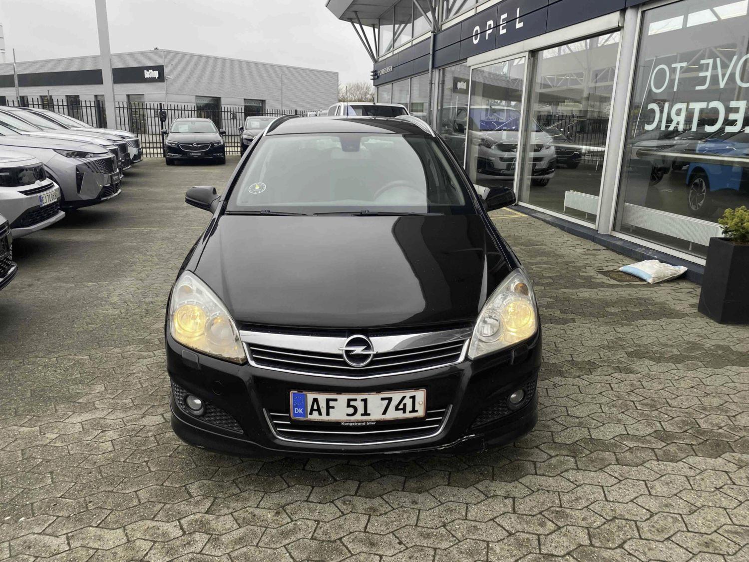Opel Astra 2008 — rear view