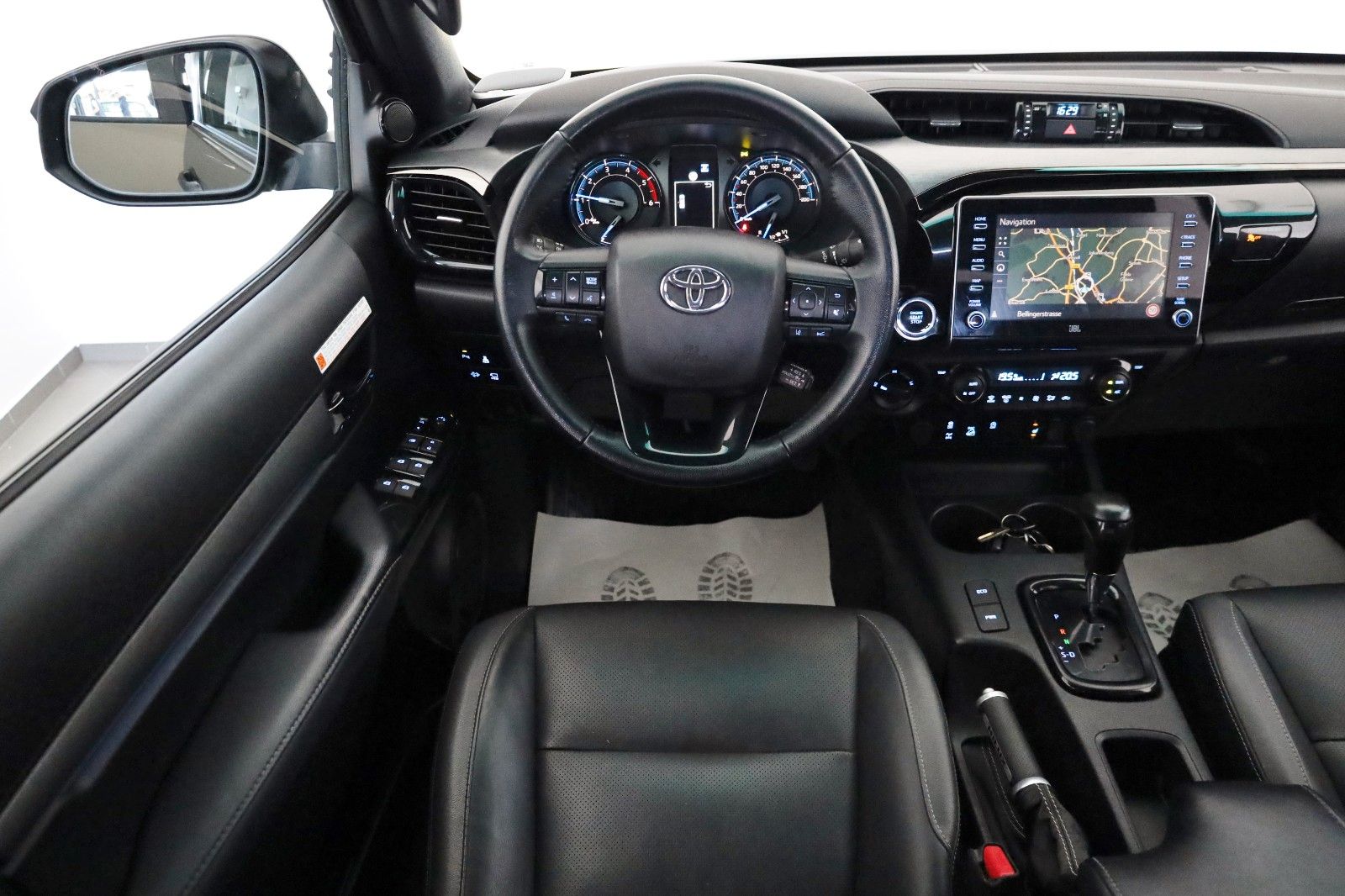 Fahrzeugabbildung Toyota Hilux 2.8 D-4D Invincible,ACC, AHK, Rollo +Bügel