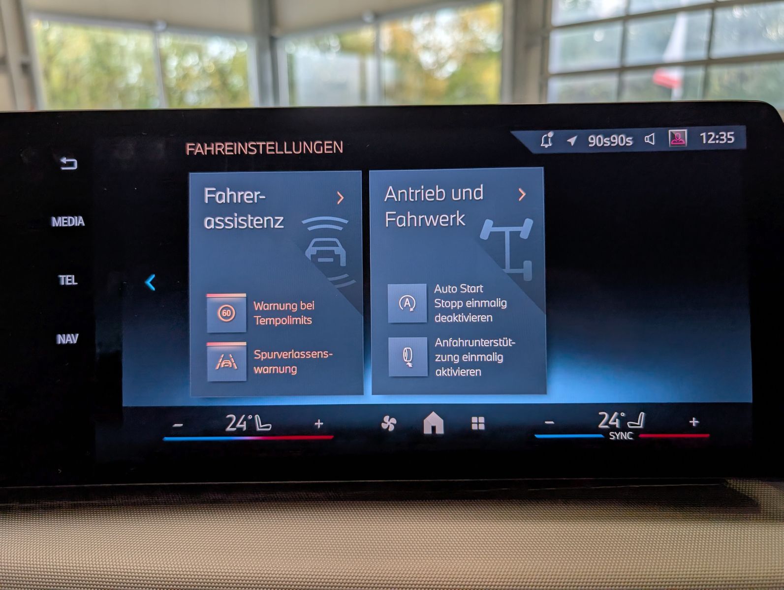 Fahrzeugabbildung BMW 218 Active Tourer d AHK Pano Cam Travel-Paket