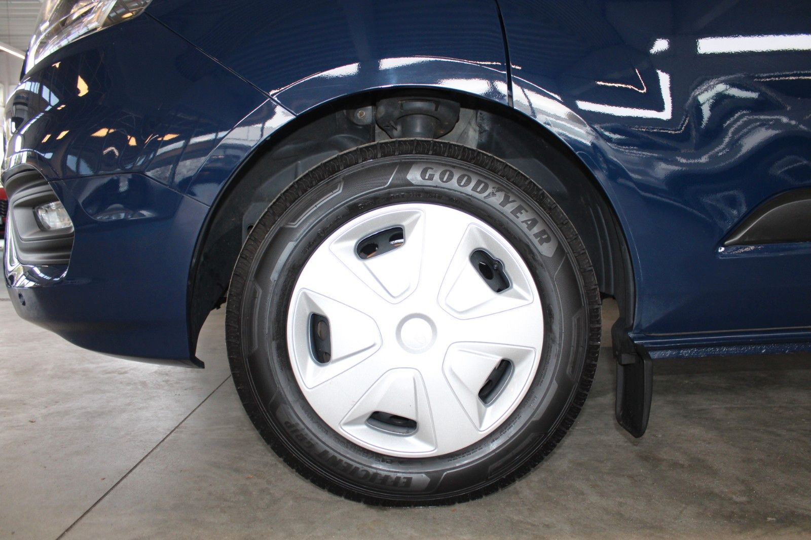 Fahrzeugabbildung Ford Transit Custom TREND 9-Sitzer Klima AHK NAVI uvm