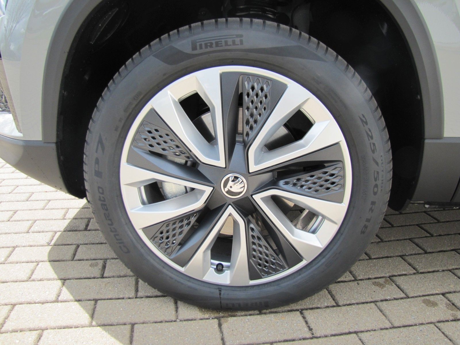 Fahrzeugabbildung SKODA Karoq Selection 2.0l TDI 150PS 7-Gang DSG 4x4