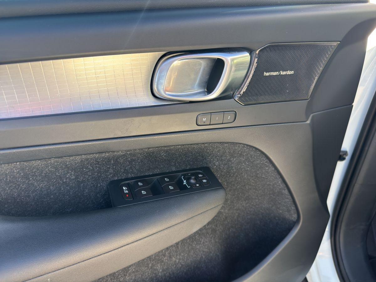 Volvo XC40 Momentum 2WD LEDER KAMERA LED SITZH MEMORY