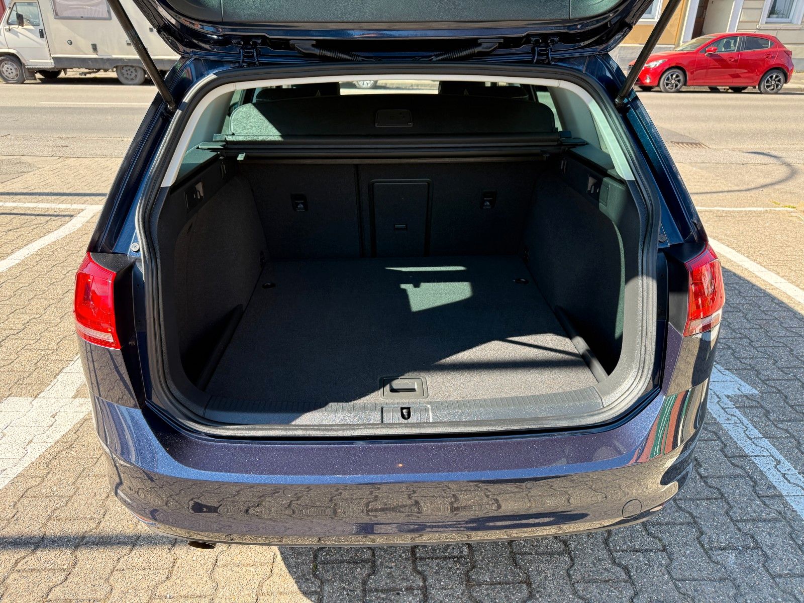 Fahrzeugabbildung Volkswagen Golf VII Variant Lounge BMT AUTOMATIK NAVI