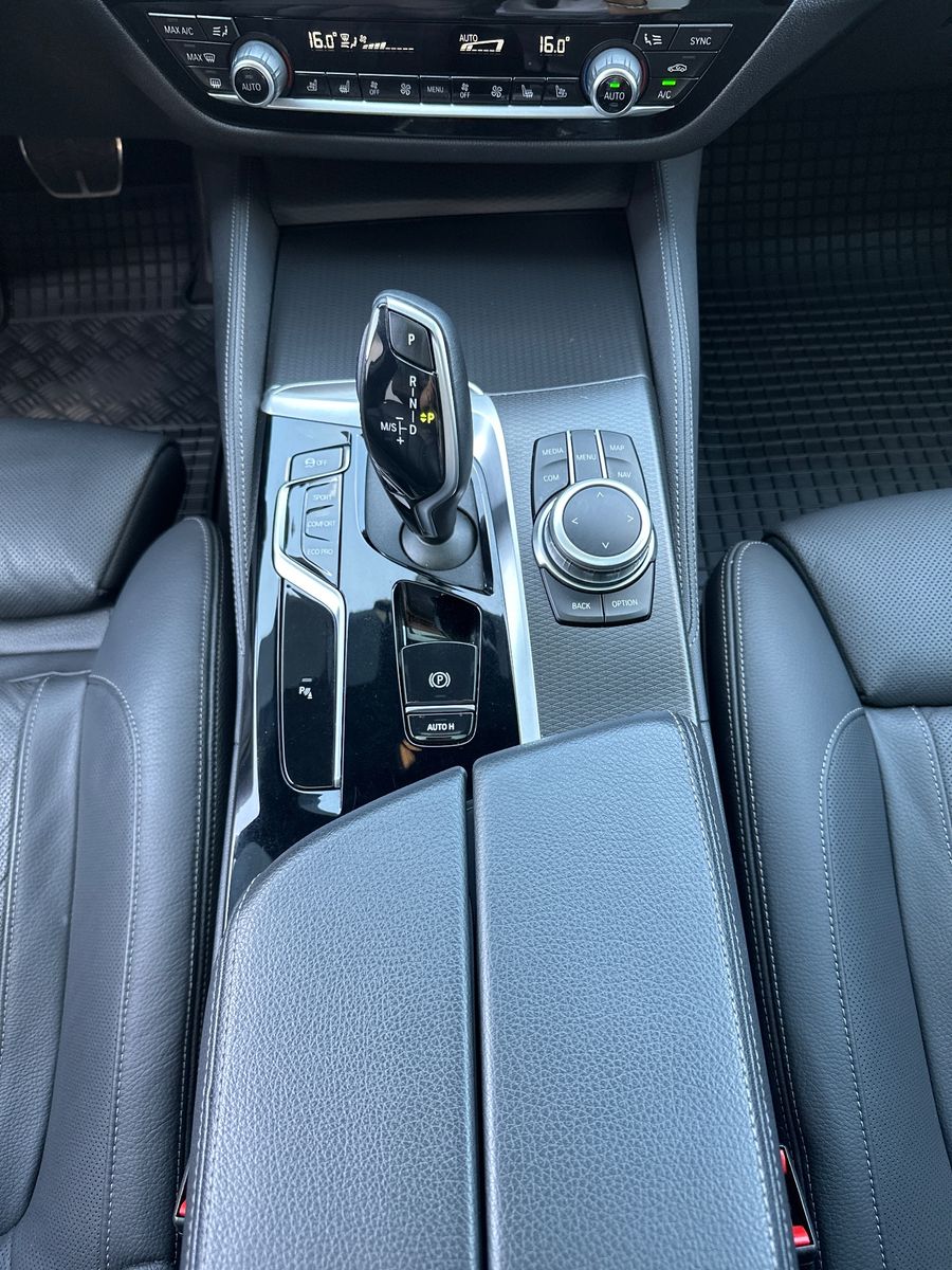 Fahrzeugabbildung BMW 520d Touring M-Sport NAV+LED+PANO+AHK+STHZG