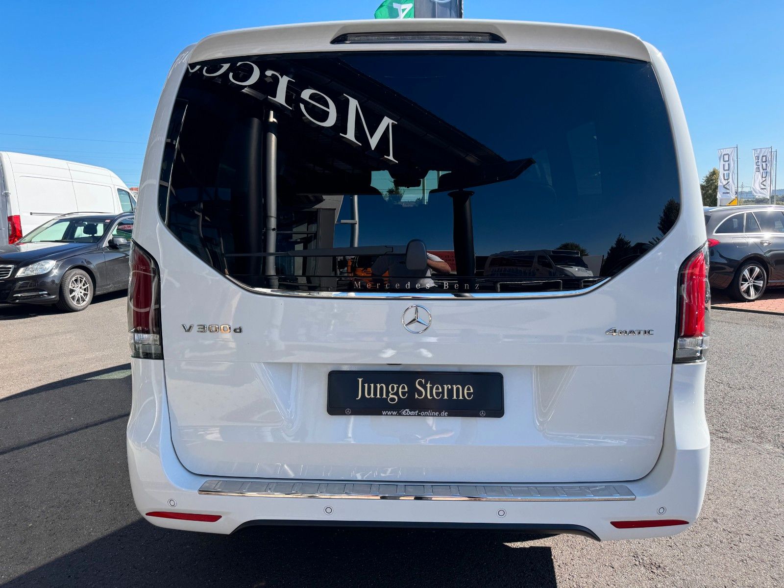 Fahrzeugabbildung Mercedes-Benz V 300 d 4MATIC EXCLUSIVE AMG Tische AHK2,5to