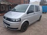 Volkswagen T5 Kombi 2.0 TDI, isoliert - Volkswagen T5 Kombi aus 2014