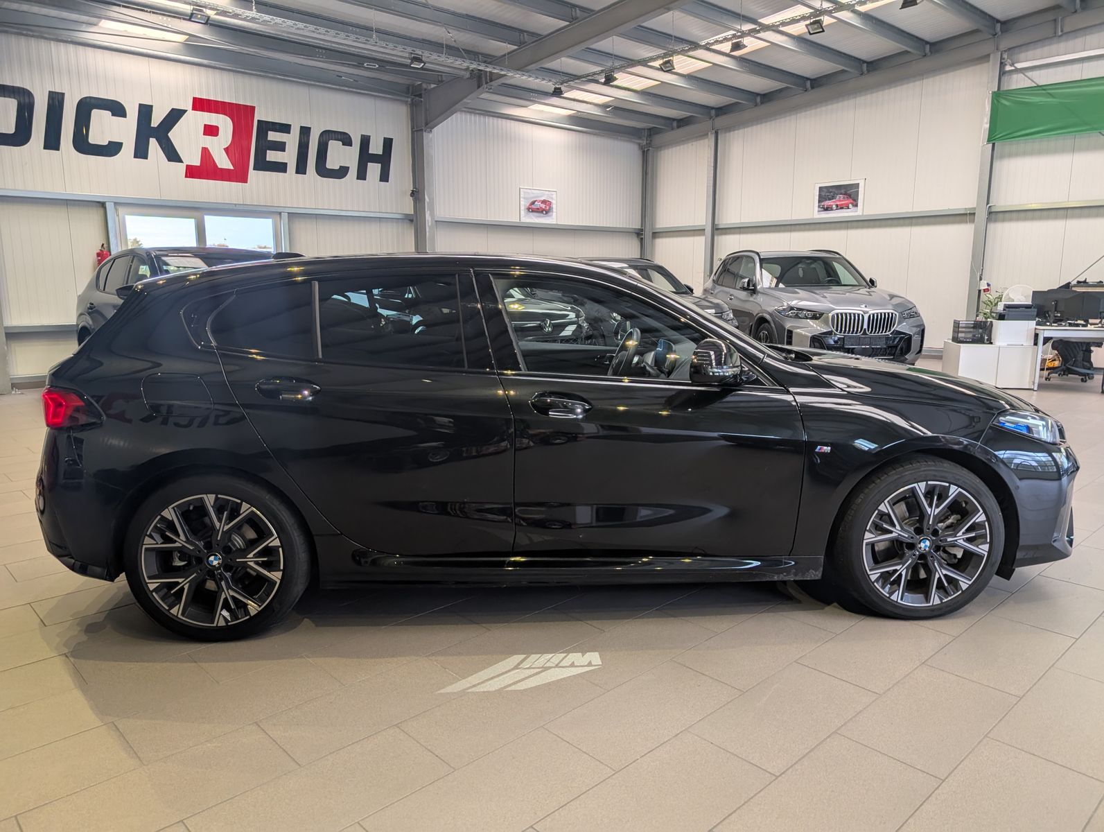 Fahrzeugabbildung BMW 123 i xDrive M-Sport Massag H/K Kamera Pano AHK