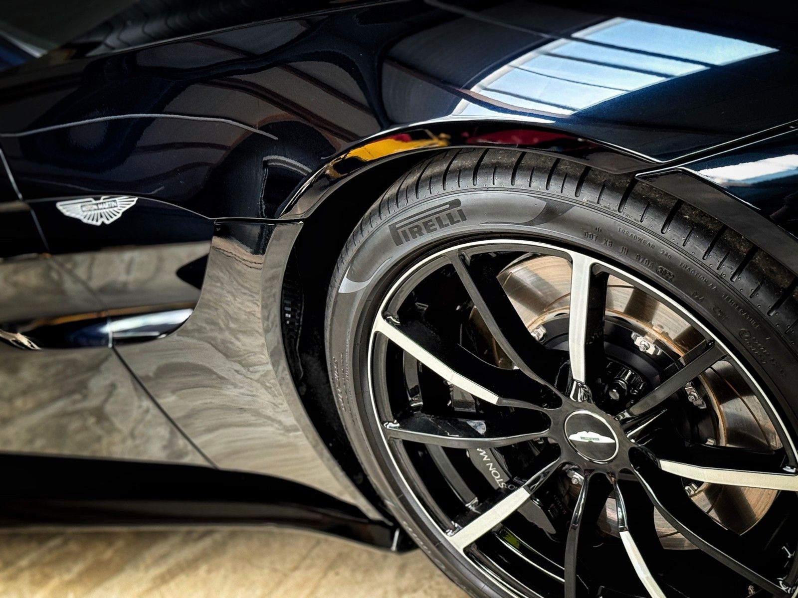 Fahrzeugabbildung Aston Martin V8 Vantage