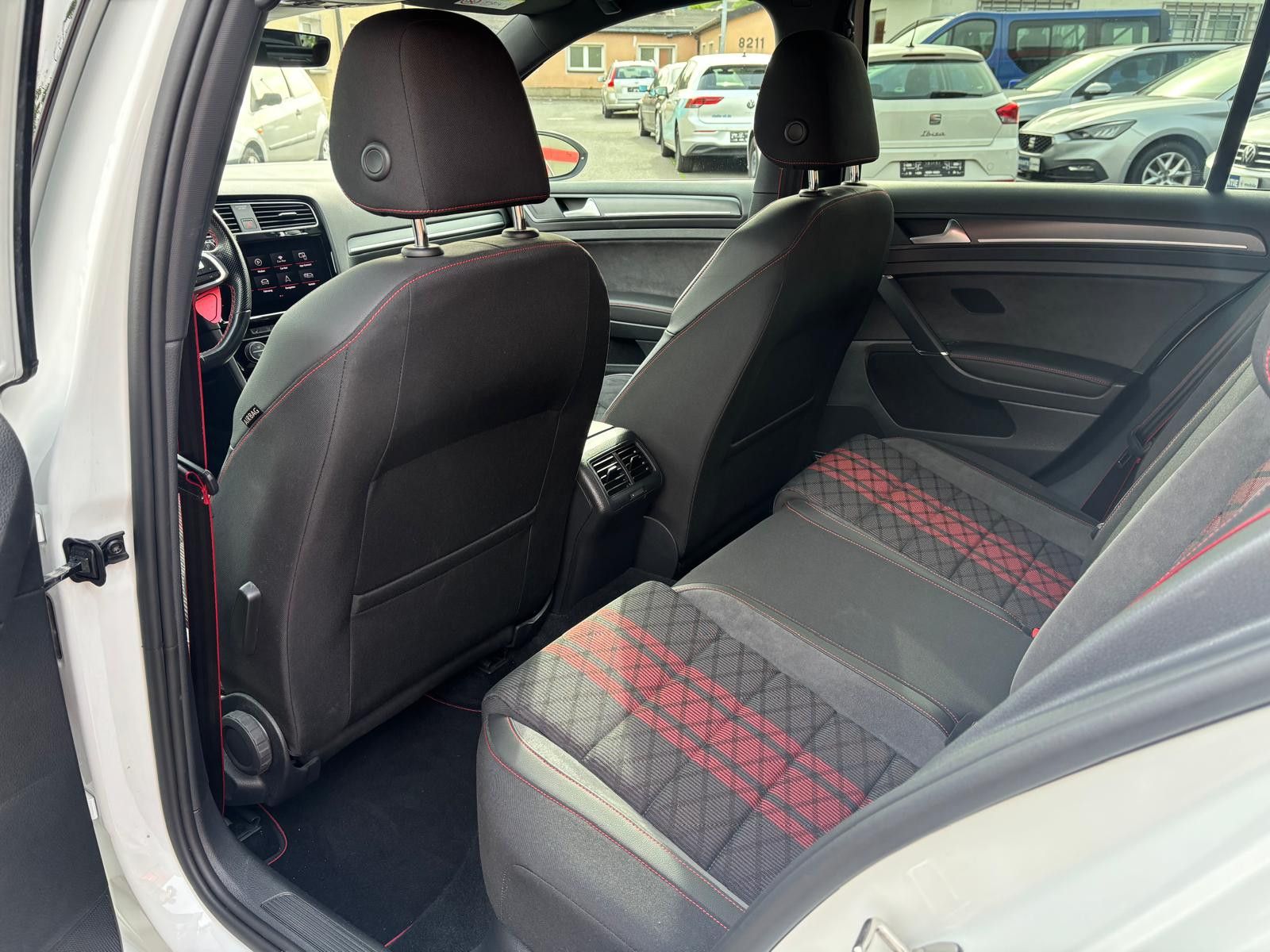 Fahrzeugabbildung Volkswagen Golf GTI TCR AKRAPOVIC-DYNAUDIO-ACC-RFK-DCC-ALC.