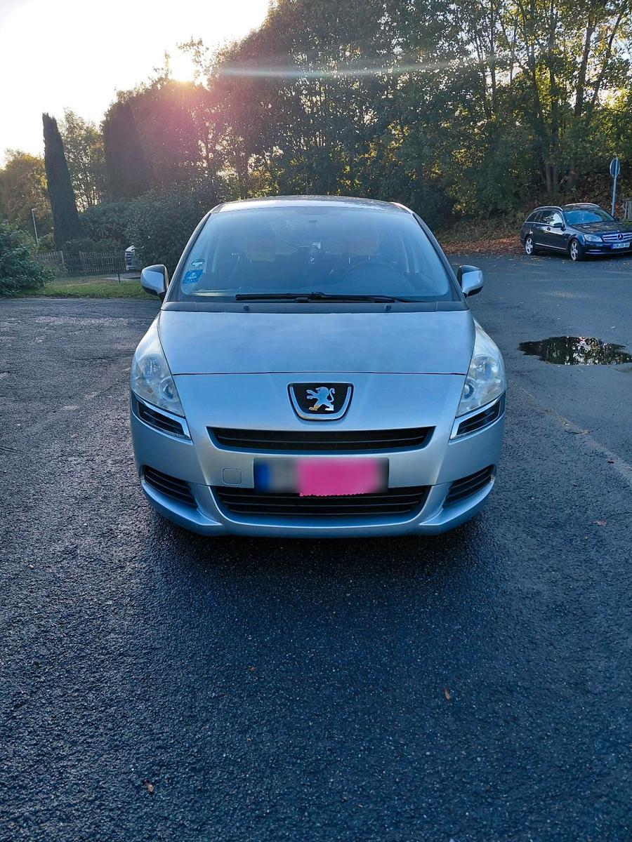 Peugeot e-5008