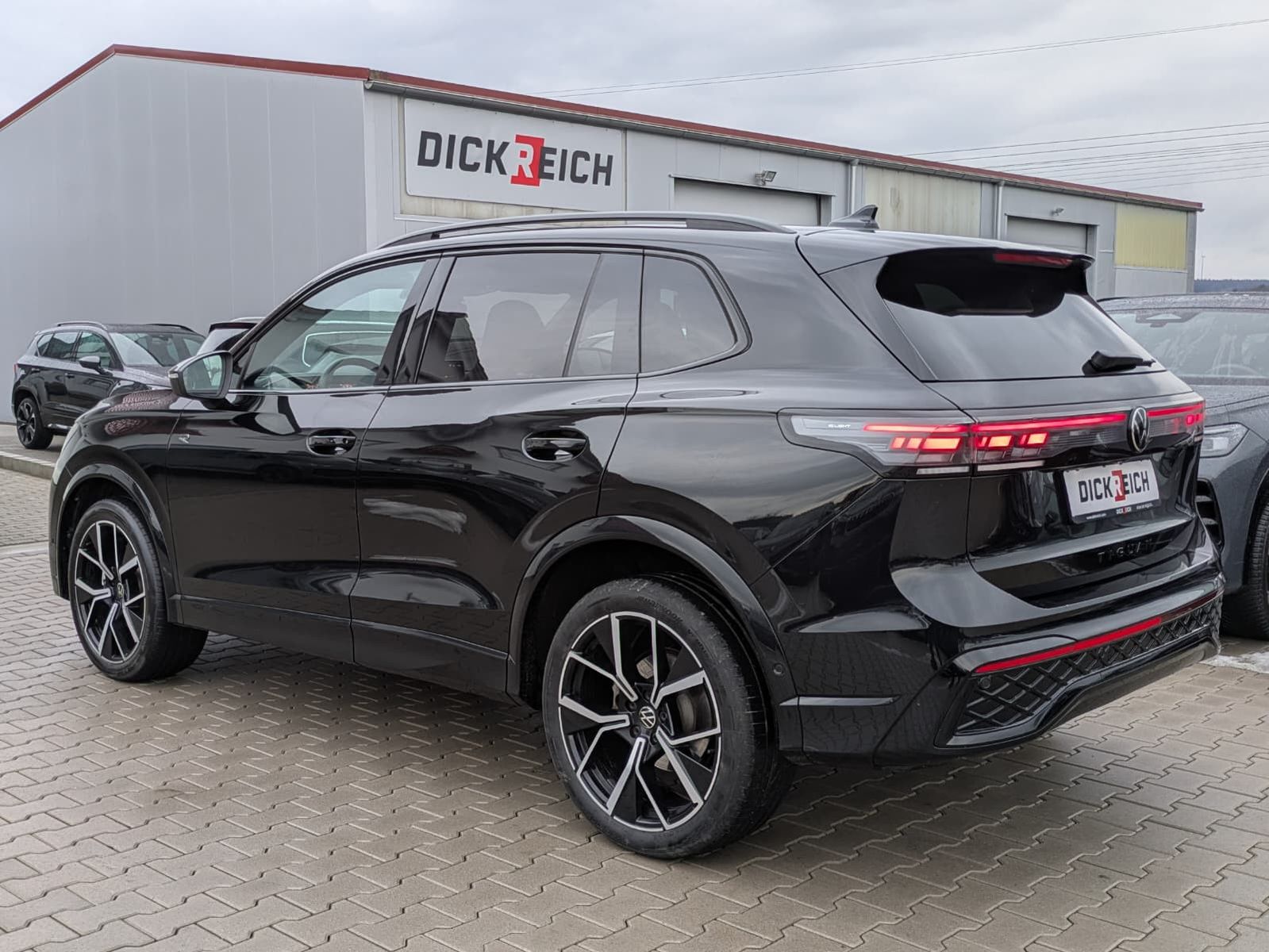 Fahrzeugabbildung Volkswagen Tiguan 2.0 TDI 4M R-Line PANO*H&K*AHK*MATRIX*20"