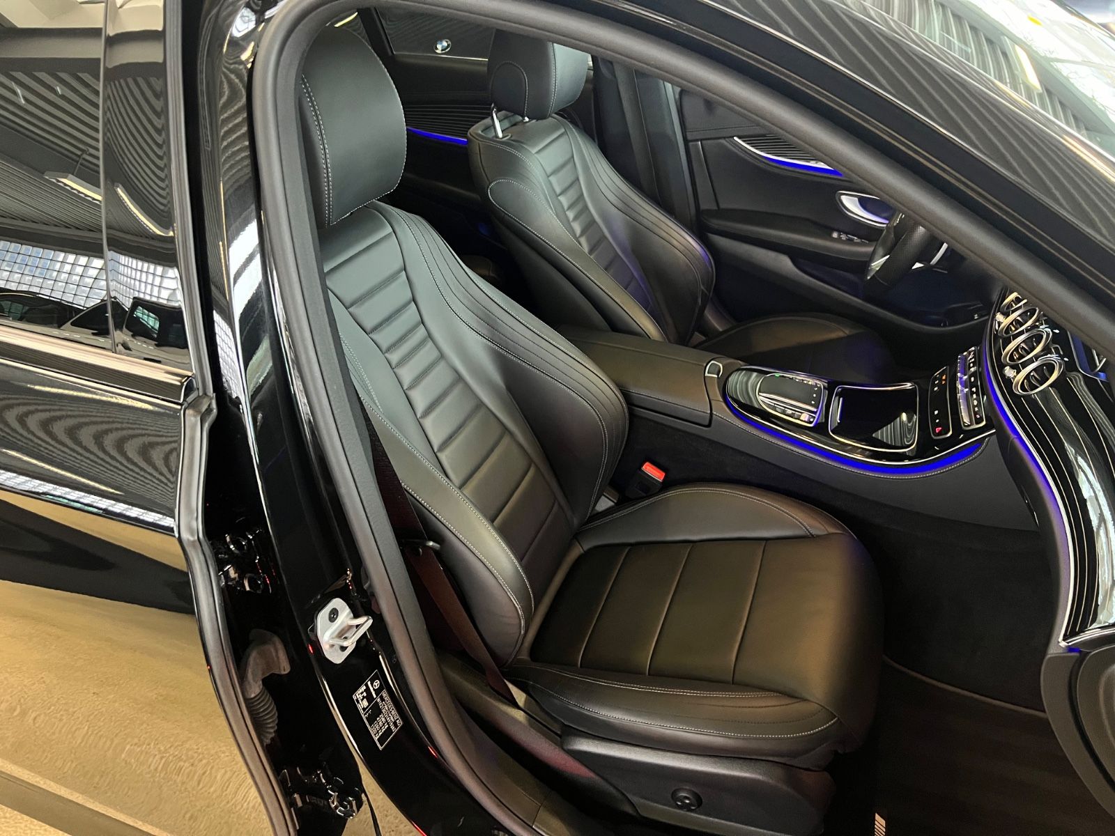 Fahrzeugabbildung Mercedes-Benz E 400 d 4Matic AMG LINE *PANO*designo-manufaktur