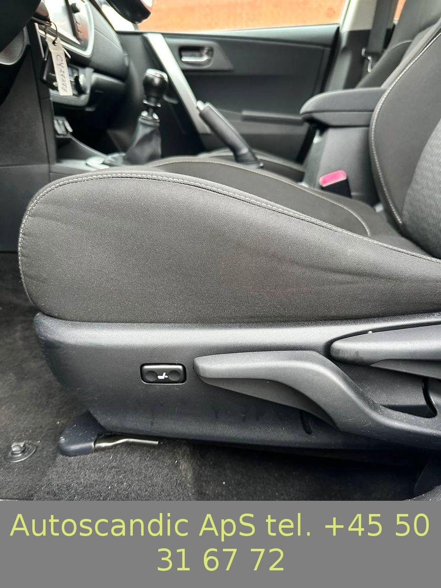 Toyota Auris 2014 — photo 23