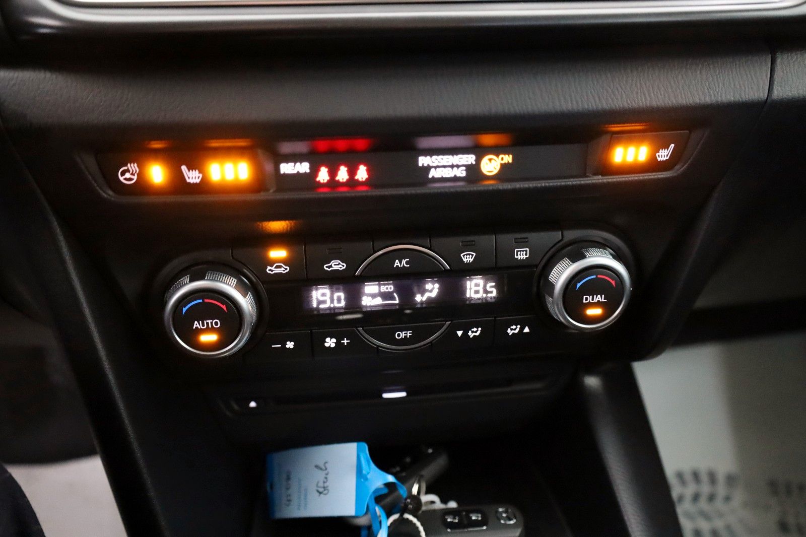 Fahrzeugabbildung Mazda 3 Lim. Sports-Line Navi,LED,SH,PDC,Kamera,HUD