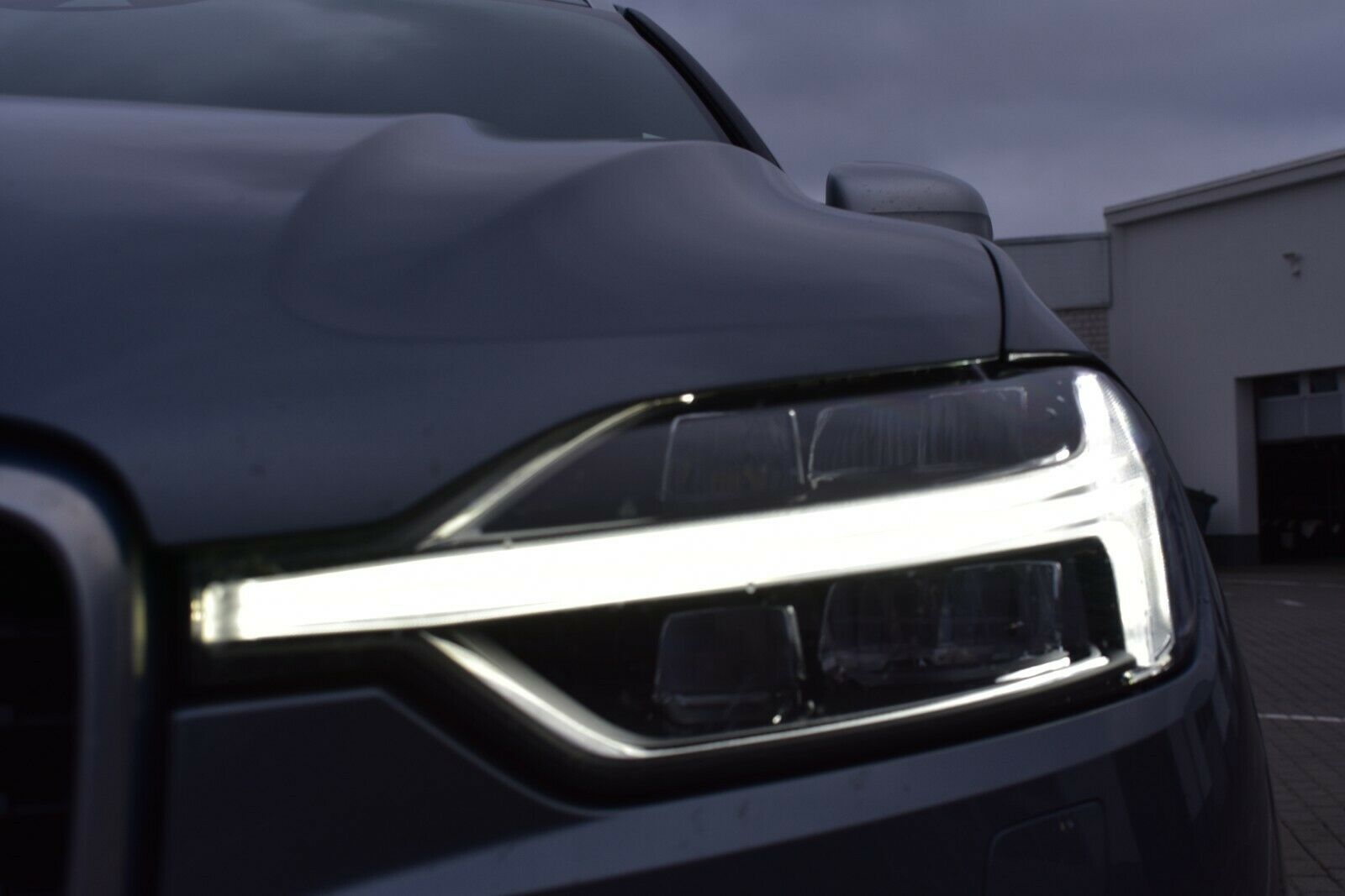 Fahrzeugabbildung Volvo XC60 T8 Twin Eng* R-Design Luft*ACC*AHK*AWD*STHZ