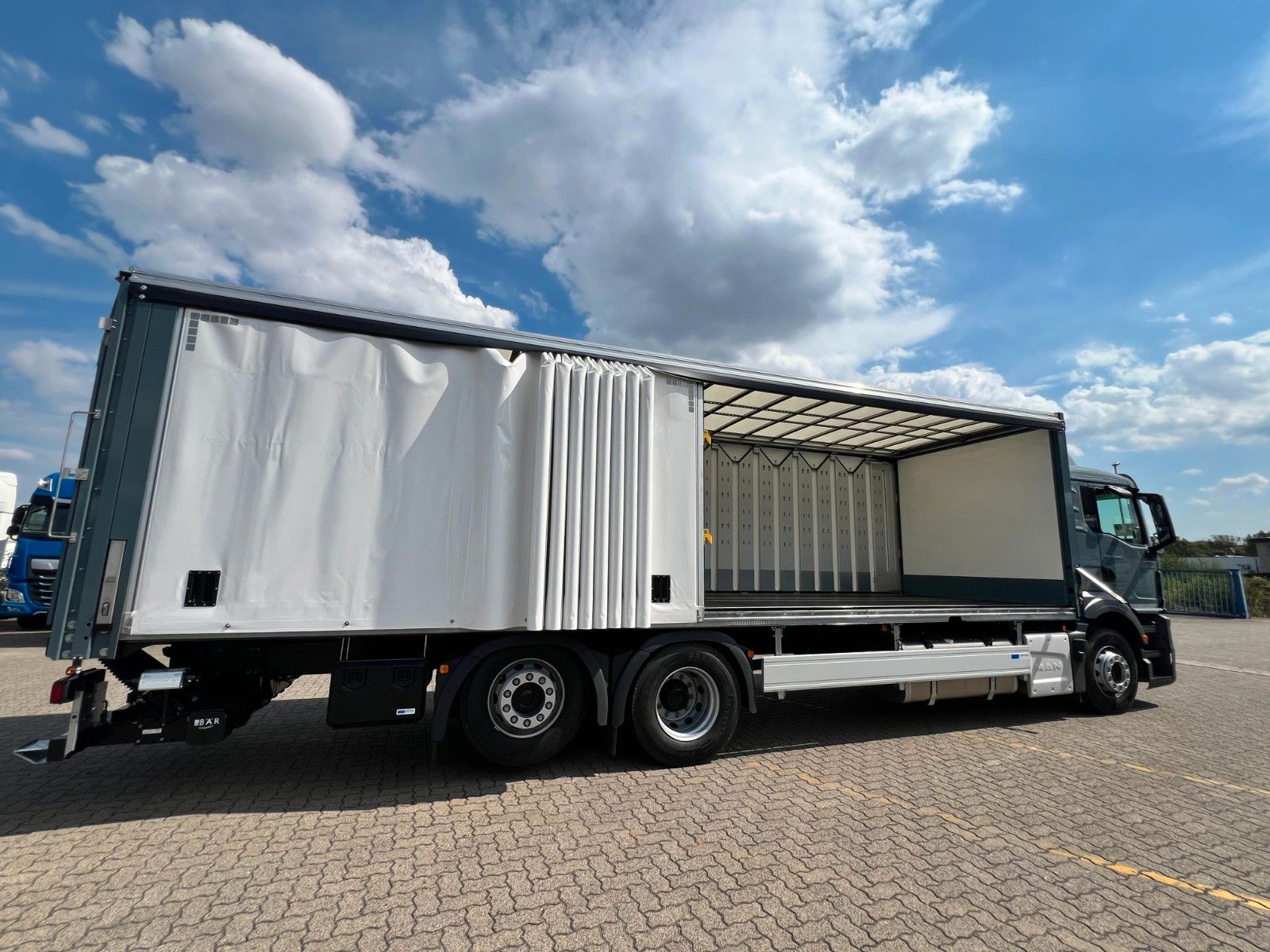 Fahrzeugabbildung MAN 26.480 6x2-4 LL CH