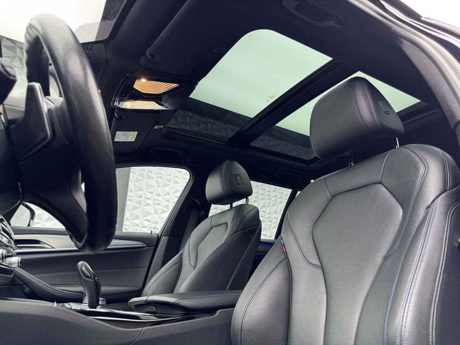 Fahrzeugabbildung BMW 520d M-PAKET/ACC/PANO/HUD/DA+/KEYL/LED/R-CAM/DAB