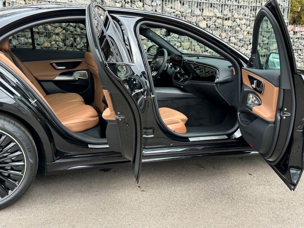 Mercedes-Benz E 200 AMG Plus Pano + Superscreen + Memory + HUD