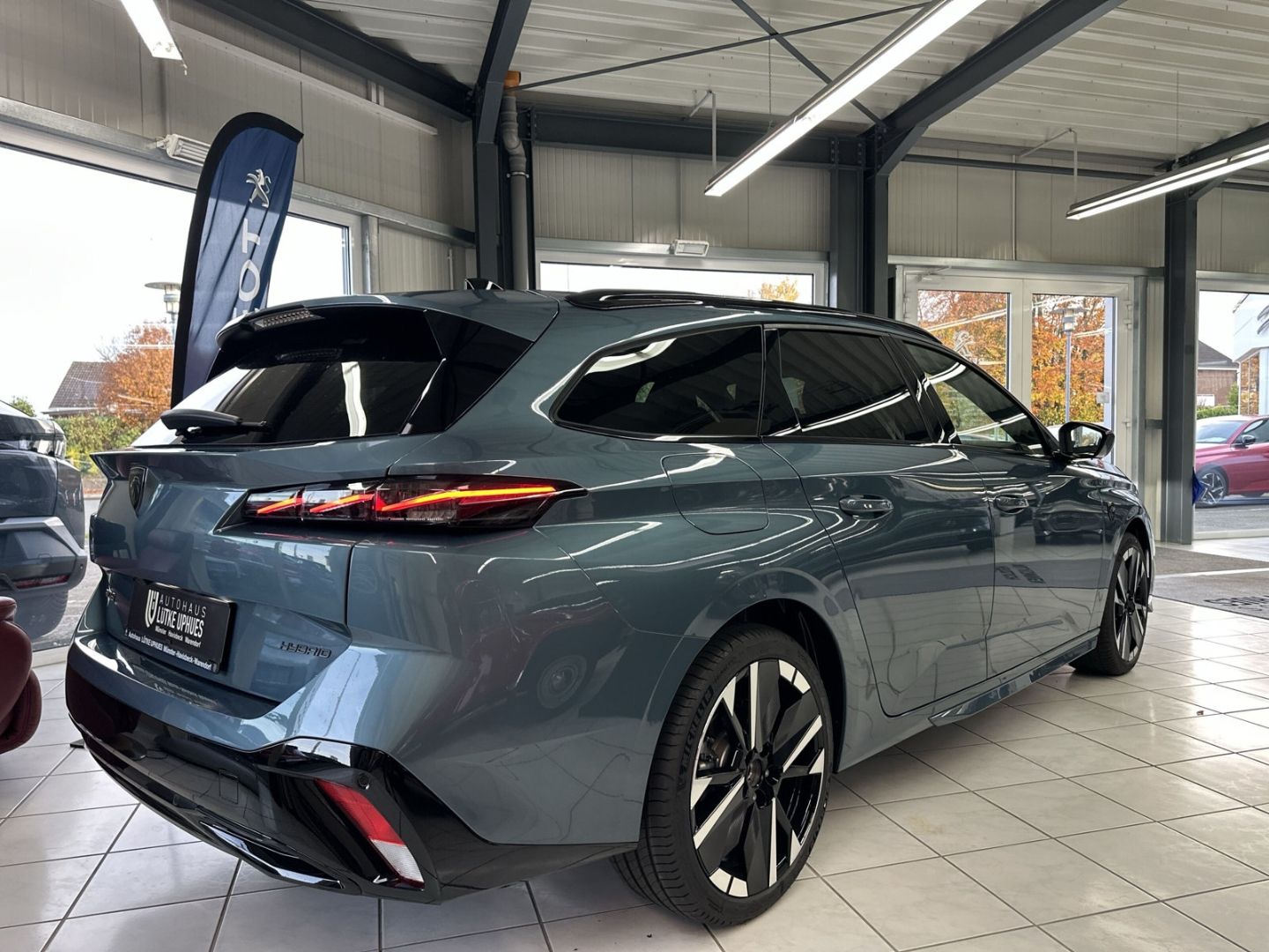 Fahrzeugabbildung Peugeot 308 SW GT Hybrid 145 e-DSC6 El. Panodach Navi