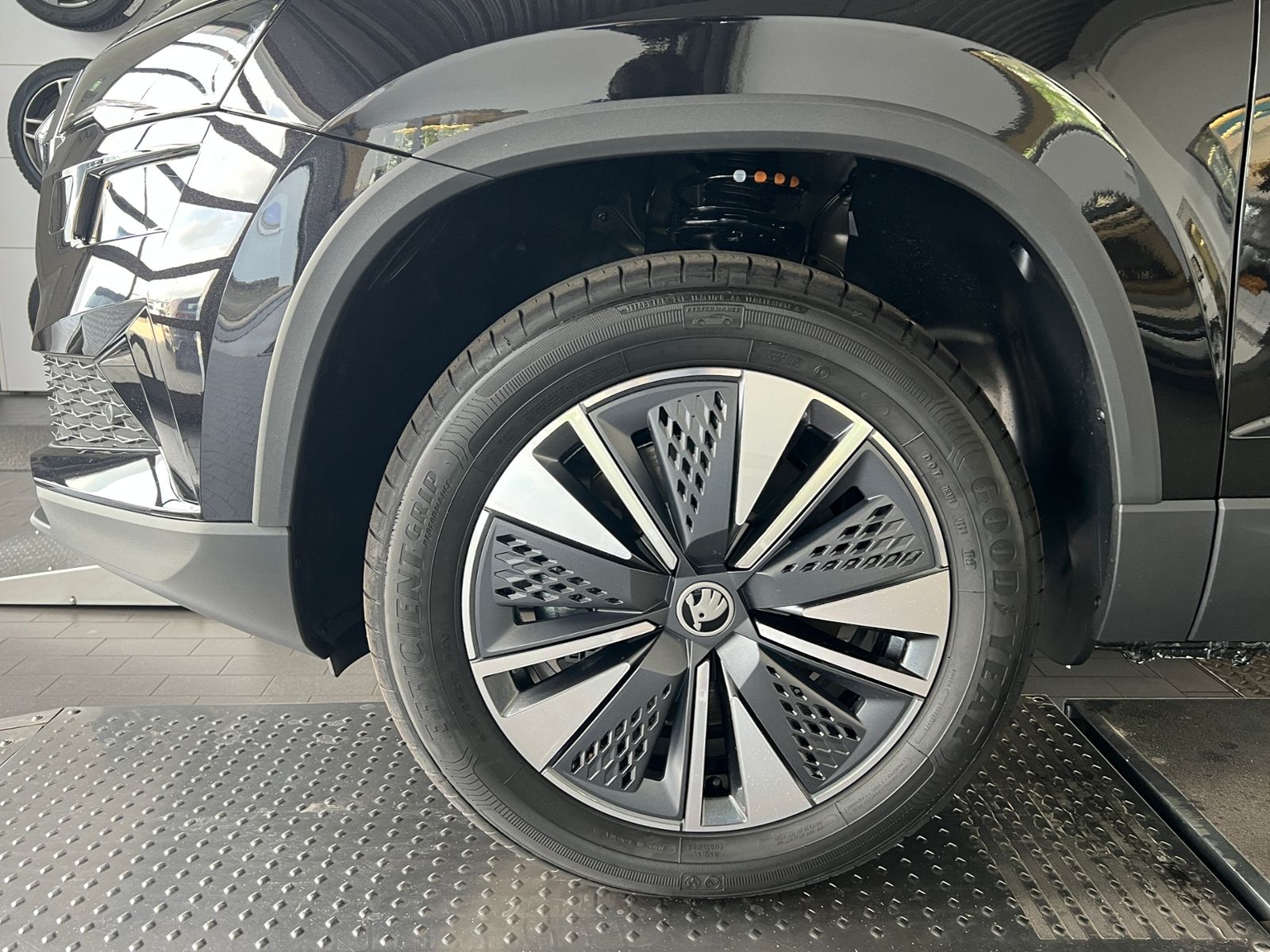 Fahrzeugabbildung SKODA Karoq Tour 1.5 TSI DSG *AHK, Matrix-LED*