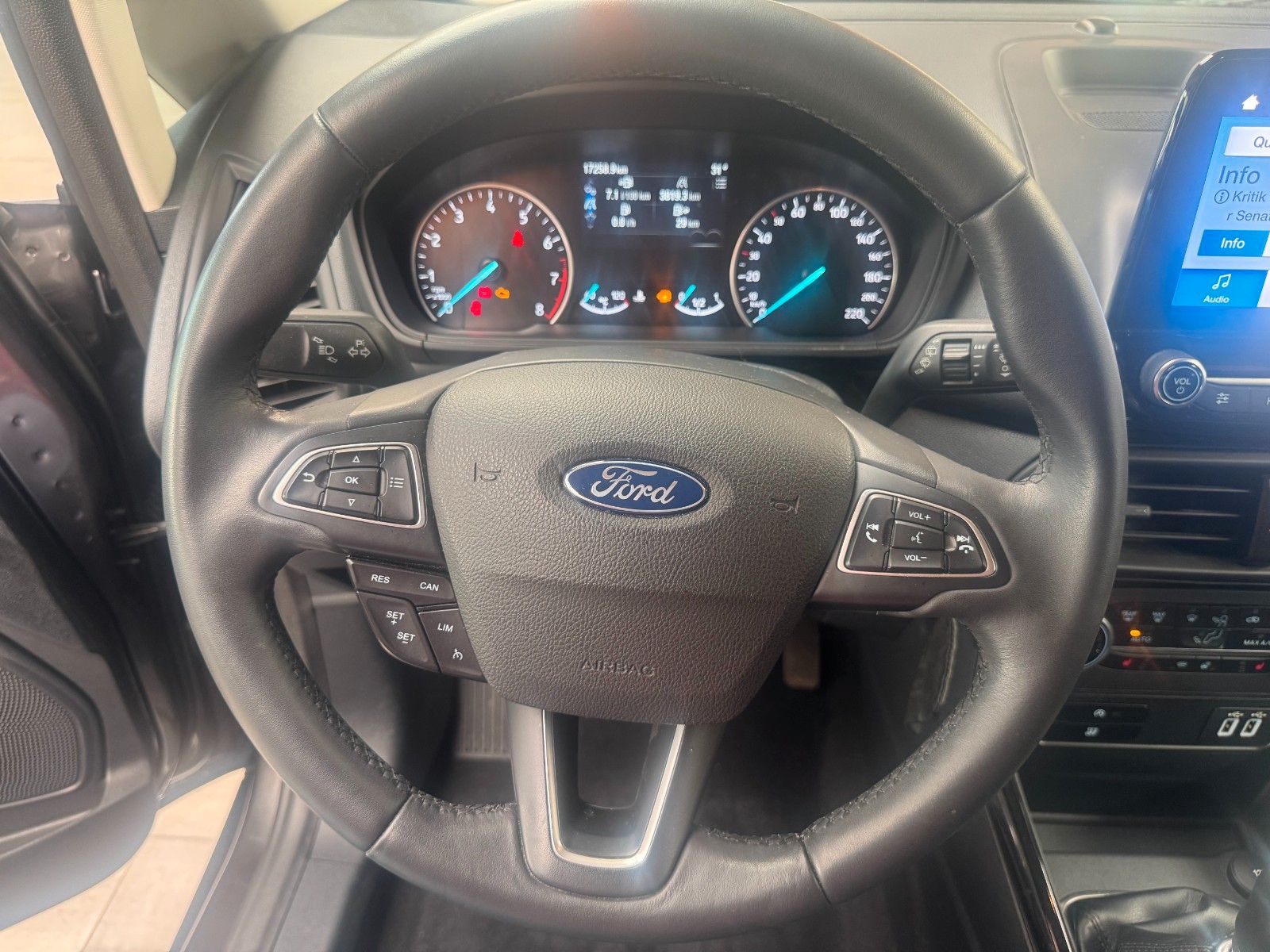 Fahrzeugabbildung Ford Eco Sport Titanium Anhängezugvorrichtung
