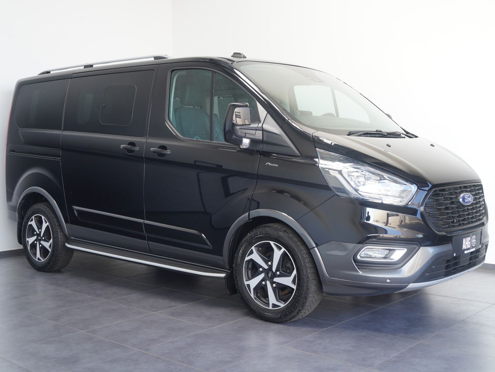 Fahrzeugabbildung Ford Tourneo Custom 320 L1 Active 8-SITZER