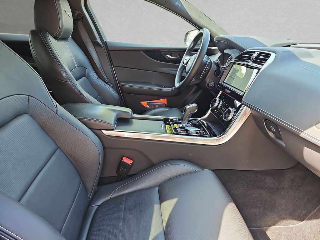 Jaguar XE P250 R-Dynamic Black WINTER-PAKET TEMPOMAT LE